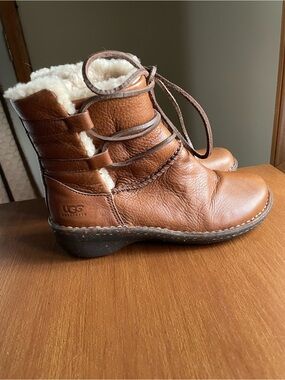 UGG Size 6 Caspia Smooth Leather Shearling Lined Ankle Boots